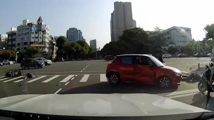 行人被撞倒在地。翻攝《社會事新聞影音》