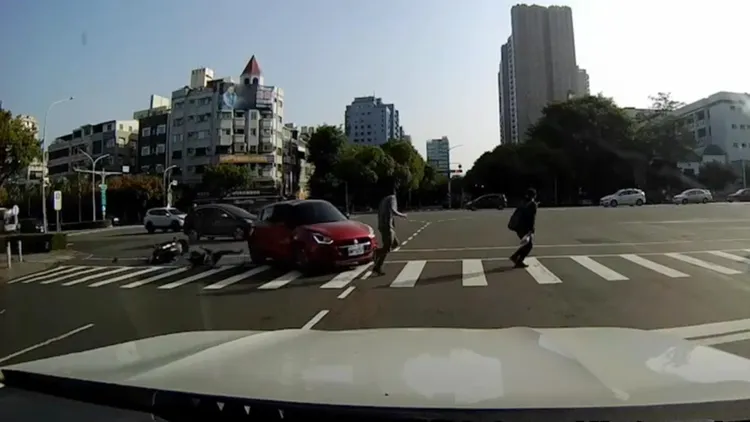 紅色轎車與機車發生碰撞。翻攝《社會事新聞影音》