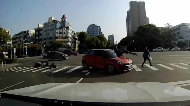 行人被撞飛上天。翻攝《社會事新聞影音》