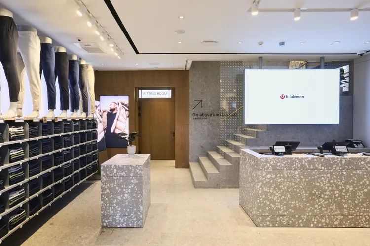 lululemon忠孝復興專賣店1樓以男裝為門面。品牌提供