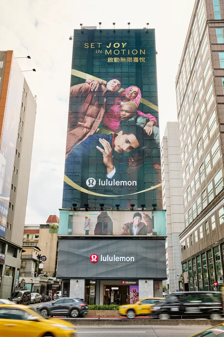 lululemon插旗台北忠孝復興商圈。品牌提供
