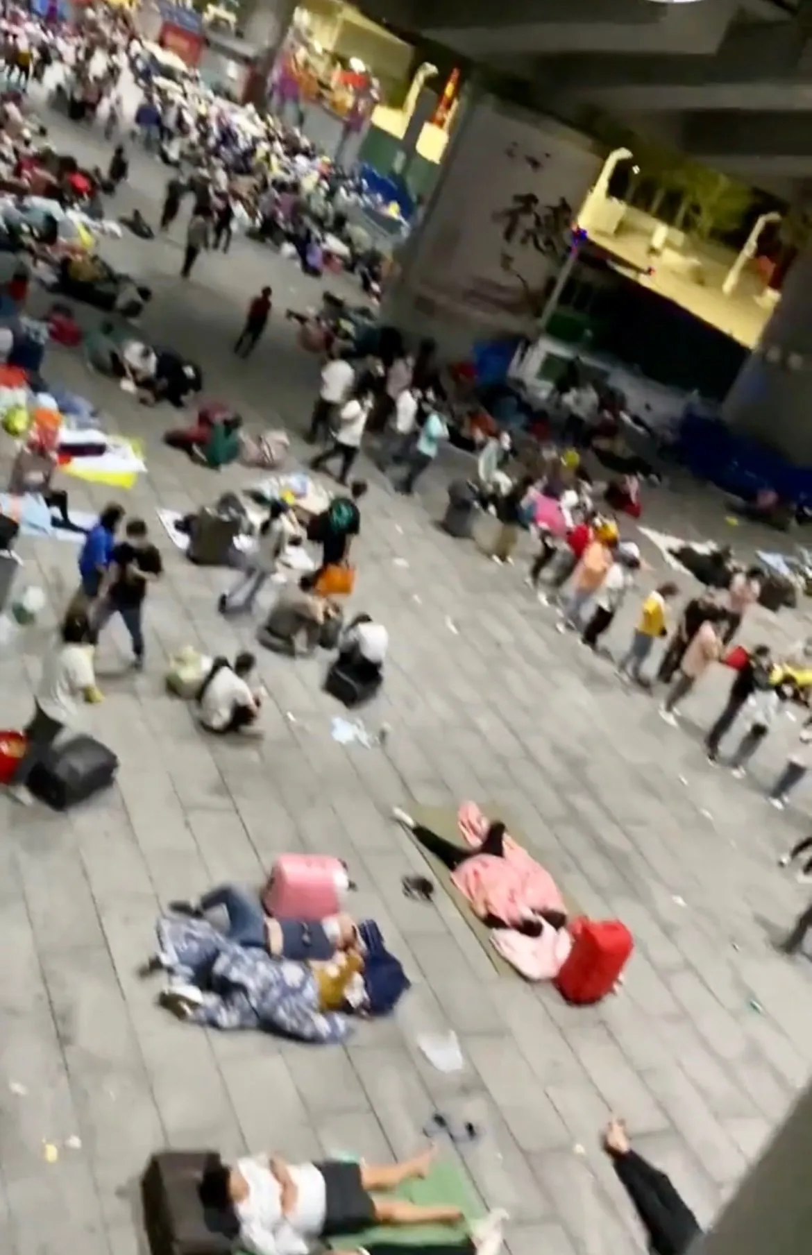 推特網友瘋傳廣州南站,30日凌晨4時還有大量旅客滯留在車站周圍。翻攝推特@whyyoutouzhele