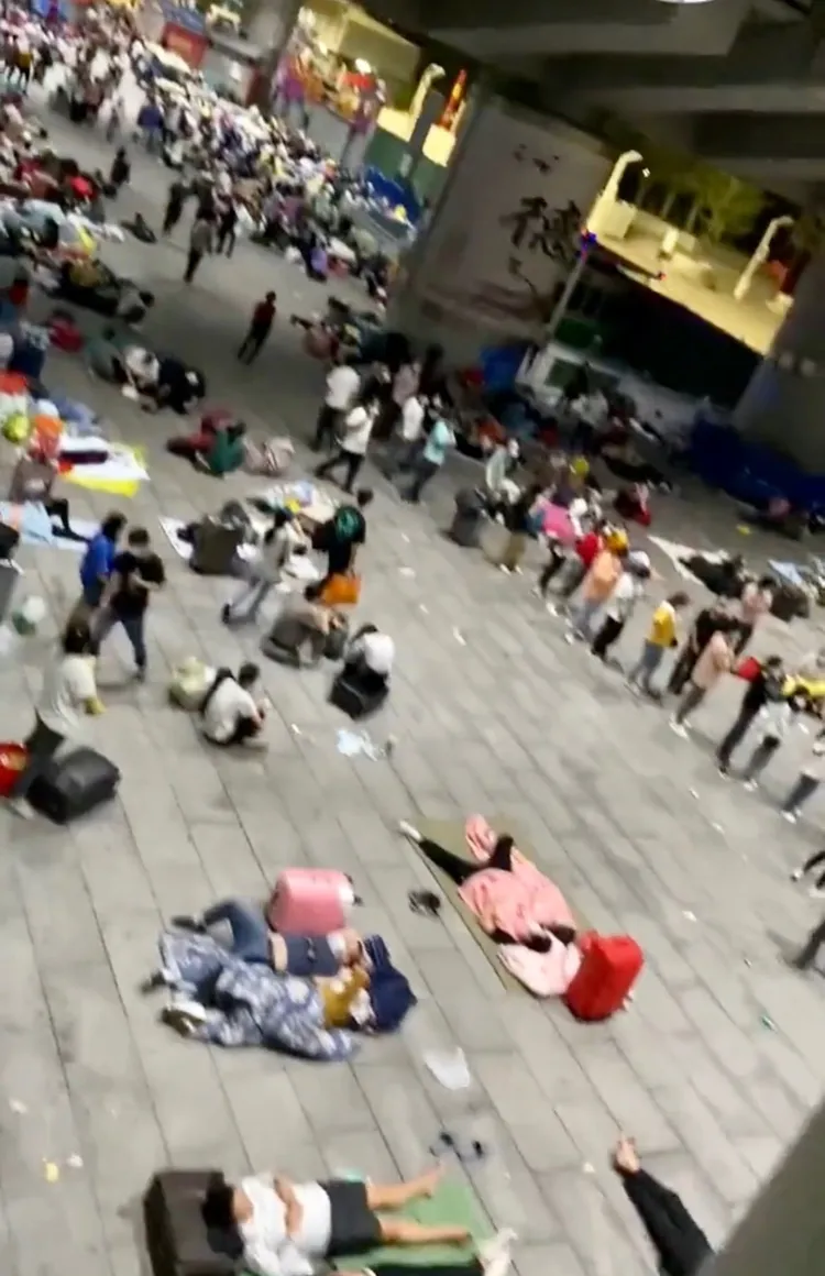 推特網友瘋傳廣州南站，30日凌晨4時還有大量旅客滯留在車站周圍。翻攝推特@whyyoutouzhele