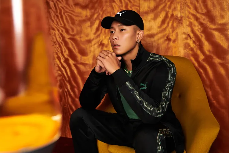 70’s Phychedelic復古迷幻時尚服飾以漸層鎖鍊圖騰增添迷幻風格。品牌提供