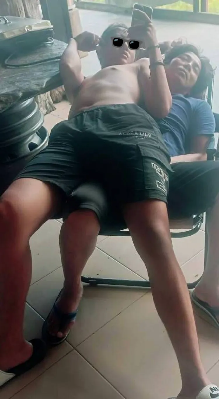 小天子（上）和陳子強感情像兄弟，會躺在爸爸身上。翻攝陳子強臉書