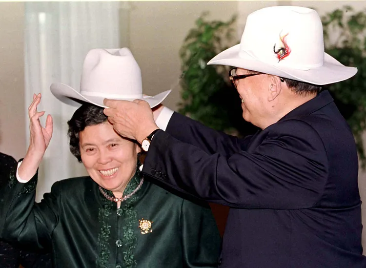 江澤民與妻子王冶坪。法新社