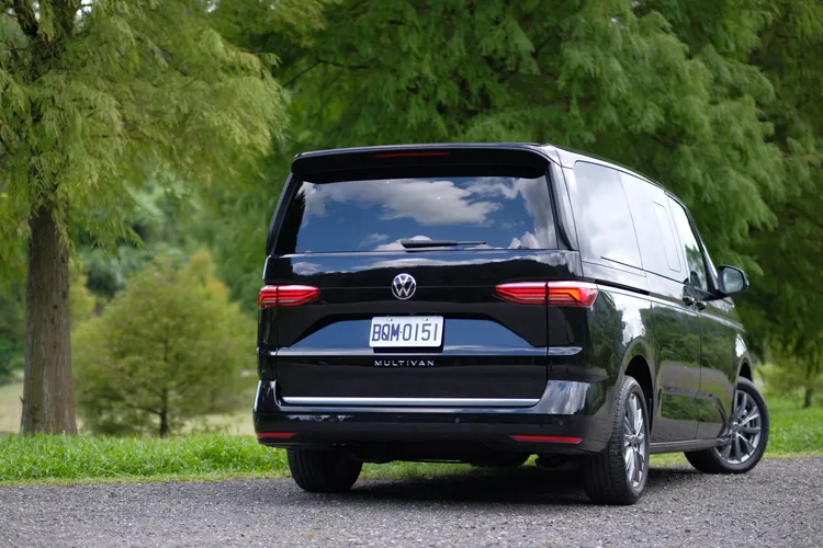 同樣類方正化的車尾，改用橫幅式LED尾燈組，果然帶來翻轉式的轉變，而大型尾翼及降低的車高，也增添些許動感風味。陳志淵攝