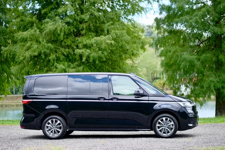 從側面看去，雙A柱的造型相當明顯，同時也可看出車身比過往更為低扁，Style車型標配18吋的切削造型輪圈。陳志淵攝