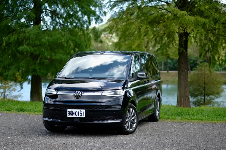 更長的車頭向前延伸，並以水平貫穿式的燈組安排，加上同色風洞式的保險桿設計，營造摩登化的視覺。陳志淵攝