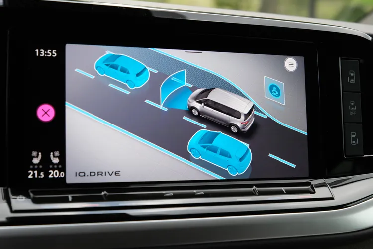 T7 Multivan全車系均標配符合Level 2半自動駕駛的「IQ.DRIVE智能駕駛輔助系統」。陳志淵攝