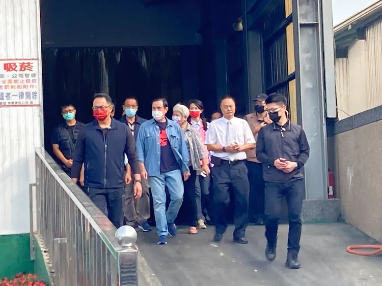 馬英九參觀工廠，探訪業者心聲。陳宏銘攝