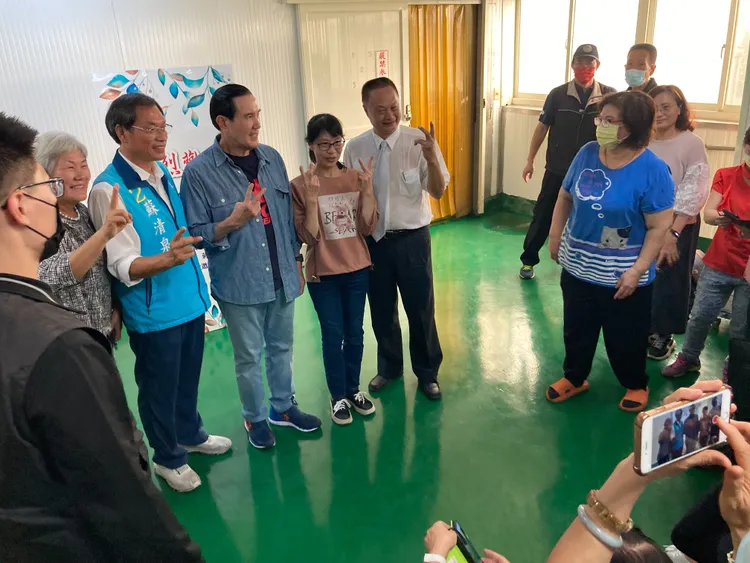 馬英九與群眾合照。陳宏銘攝