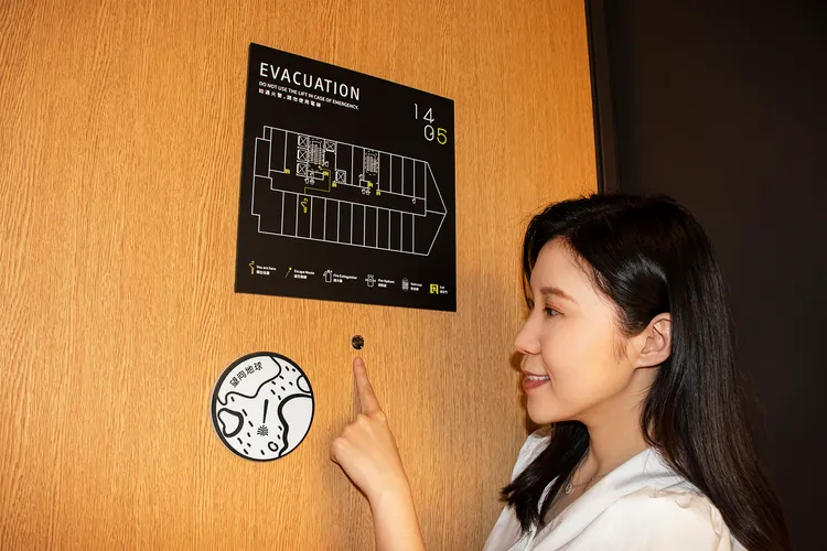 「望向地球」房門上的貓眼，可看見廊道牆上的地球，就好像從月球靜靜眺望地球，成為此次太空登月計畫的探索者。業者提供