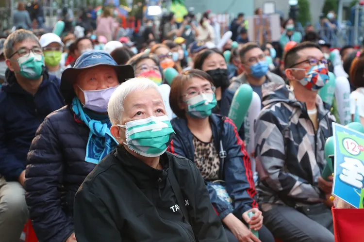 陳時中的支持者今皆到競總外北平東路等待開票。鄭孟晃攝