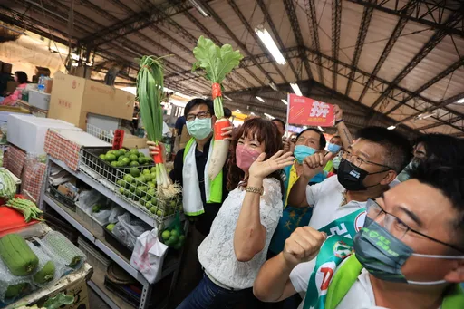 高雄黃金周|陳其邁披毛巾掃市場 上午肉搏婆媽下午輔選屏東彰化