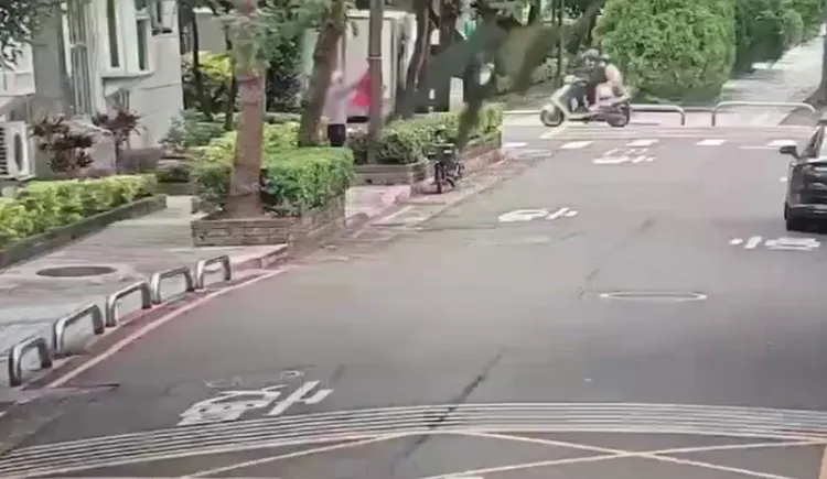 張滿聲稱競選布條妨礙通行。翻攝畫面