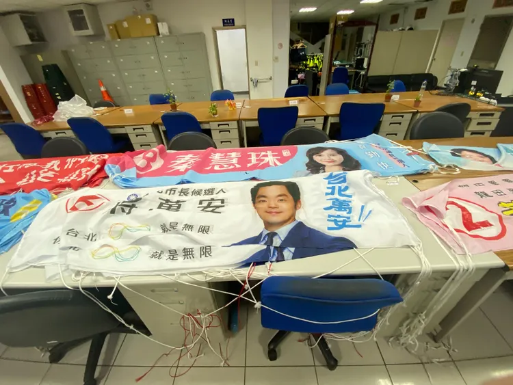 蔣萬安布條遭人剪壞。翻攝畫面