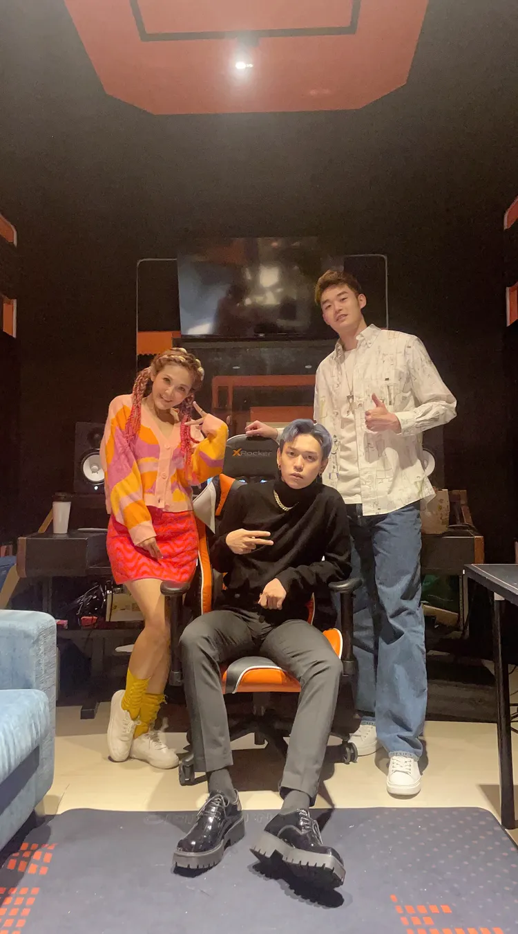 王齊麟日前首度進錄音室配唱。DJ圓圓提供