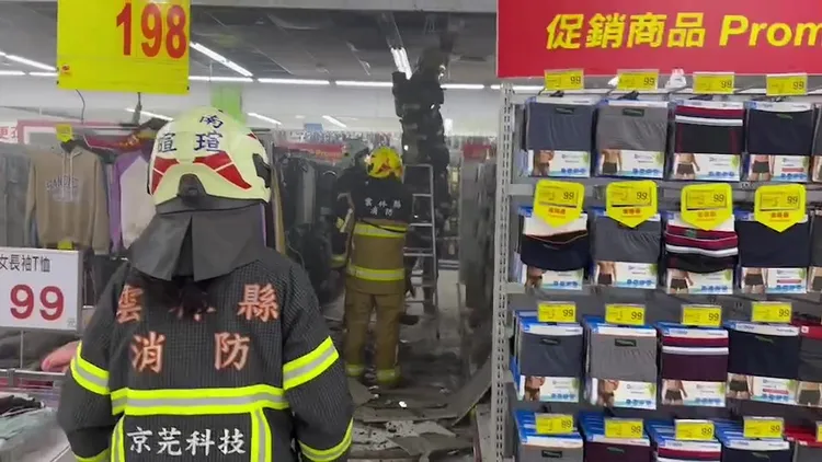 消防員查看賣場狀況。民眾提供