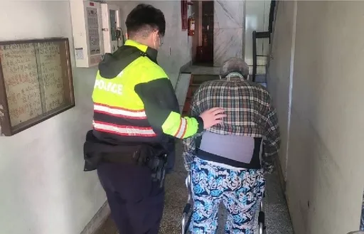 失智翁拿助行器趴趴走 忘了家在哪裡!警民合力助返家