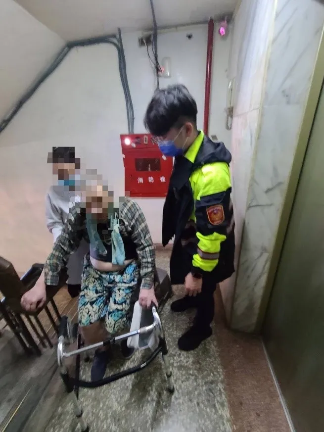 警方連絡老翁女兒，並協助扶老翁上樓。警方提供