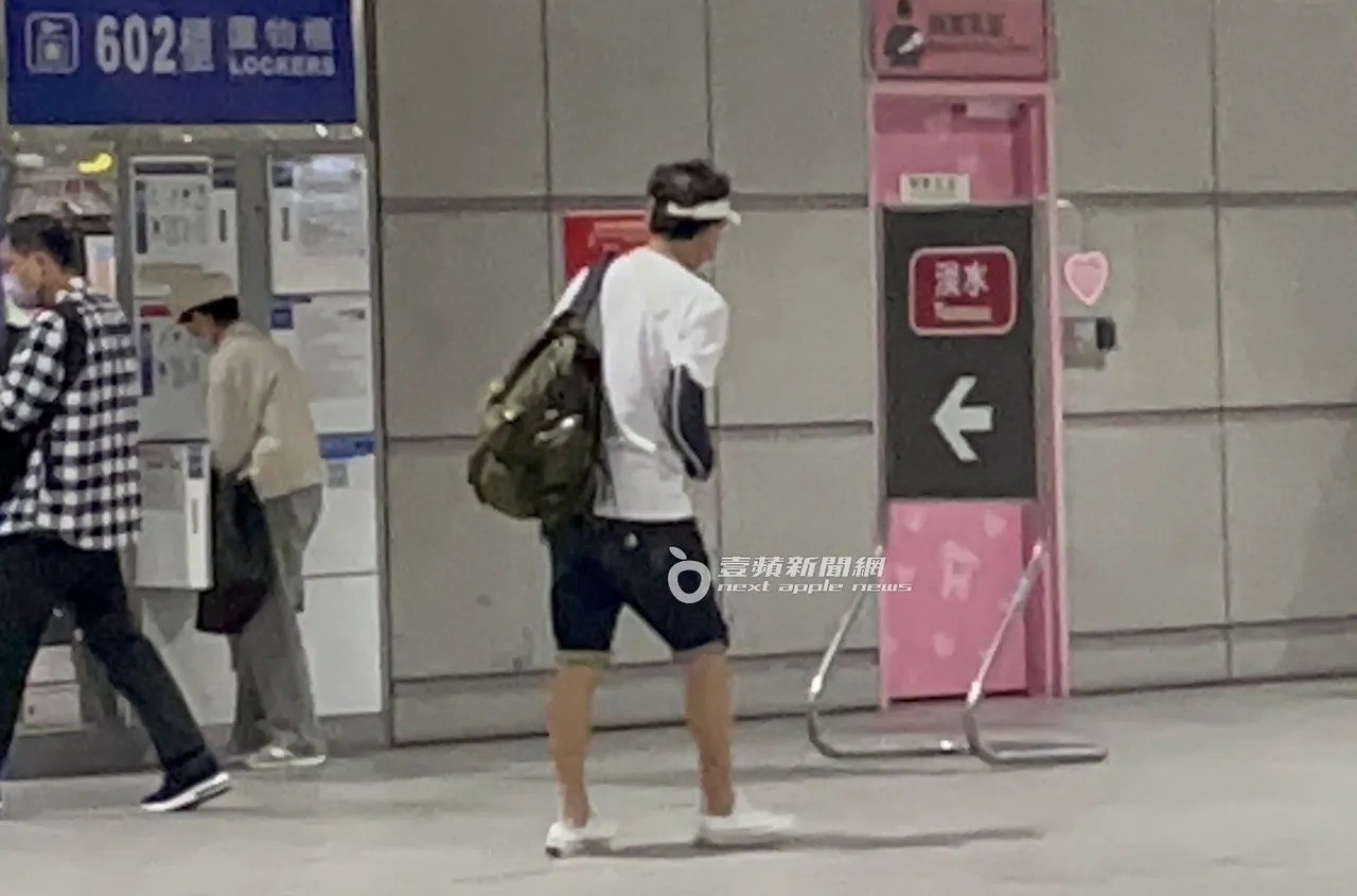 孫鵬緩慢往驗票口走去。特勤中心攝