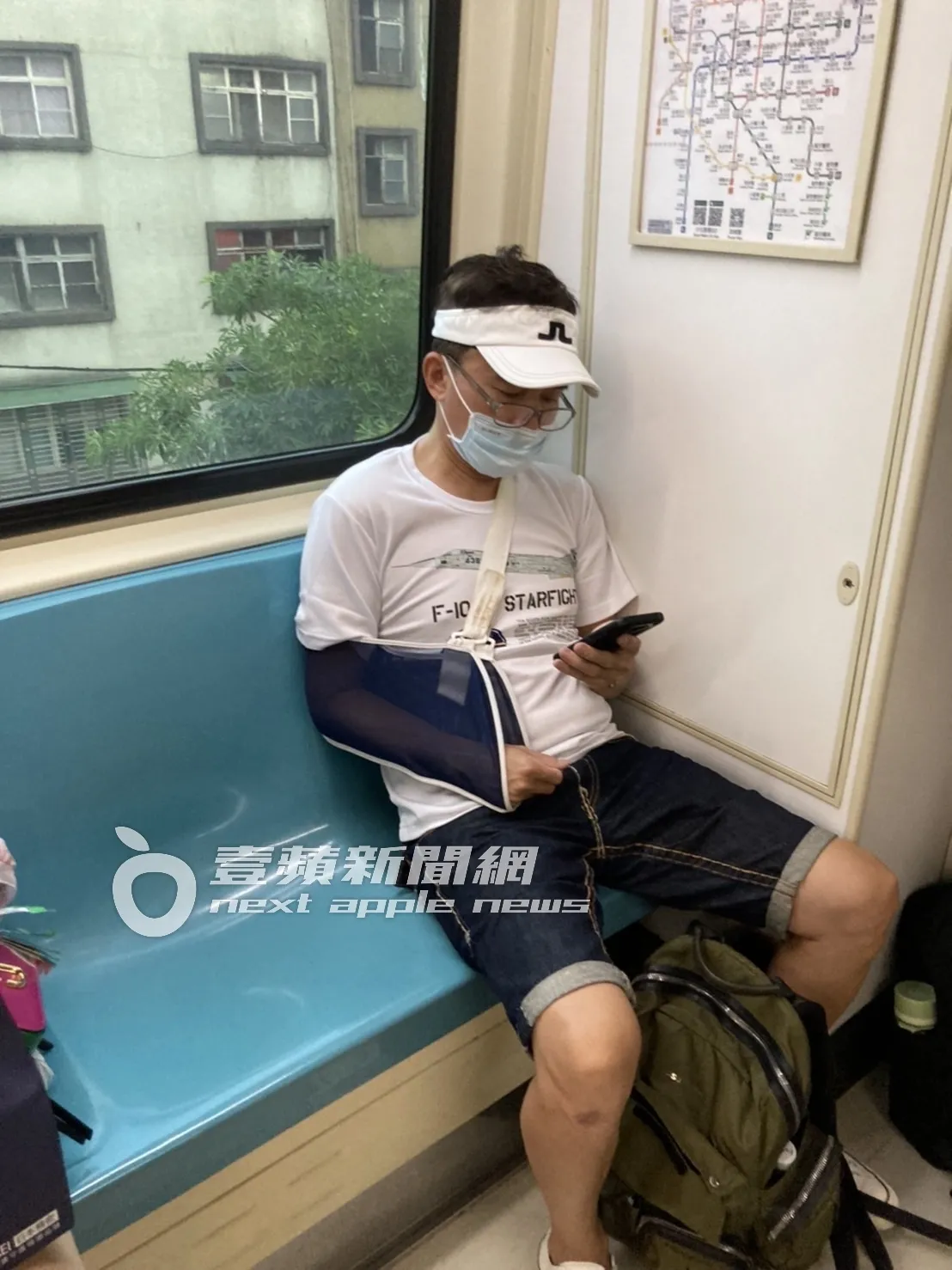 孫鵬獨自搭捷運,一身路人打扮沒被認出。特勤中心攝