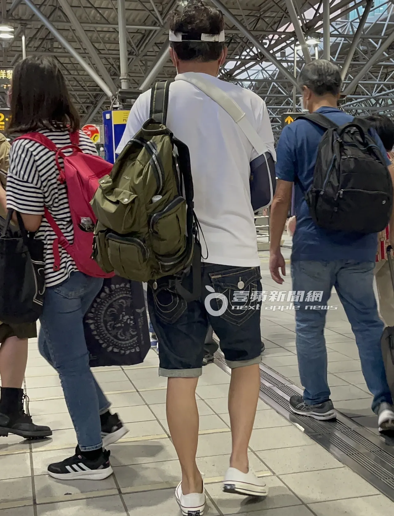 下捷運的孫鵬走路緩慢,又在出口路線徘徊。特勤中心攝