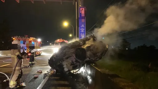 國一嘉義段失控橫切三車道 自撞車火燒2人遭拋飛