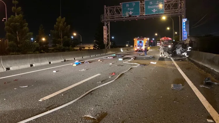 轎車失控連撞槽化島、護欄，零件散落路面，顯見重擊力之大。國道四隊提供
