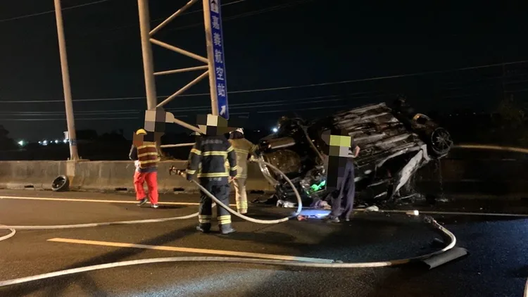 轎車四輪朝天卡在外側護欄。國道四隊提供