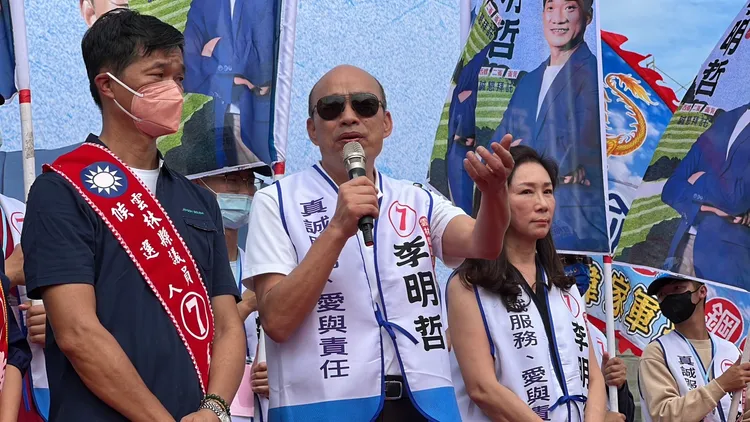 韓國瑜、李佳芬夫妻久未一起公開露面，今攜手同台為李明哲助選打氣。魏嘉良攝