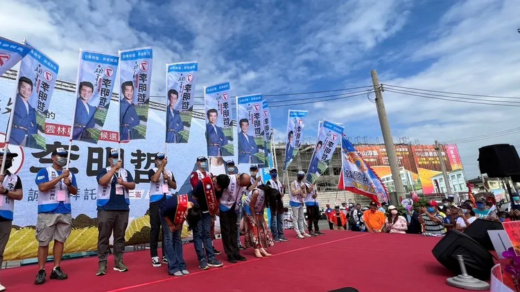 韓國瑜及李明哲夫妻4人向支持者深深鞠躬，感謝大家數十年來情義相挺。魏嘉良攝