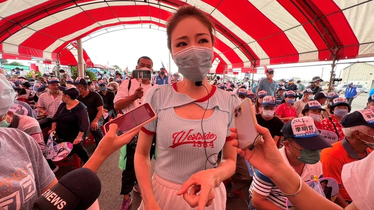 韓粉網紅高鈞鈞到場開直播與粉絲分享韓國瑜身影。魏嘉良攝