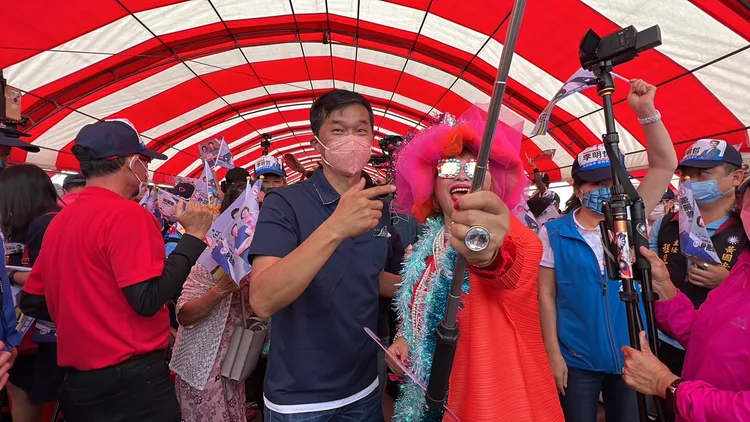 韓粉激動姊(右)開心與李明哲合影。魏嘉良攝