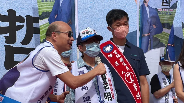 韓國瑜95歲母親(中)肯定李明哲，特地出席站台為他加油打氣。魏嘉良攝