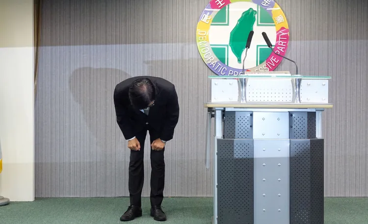 陳其邁2度鞠躬，感謝選民，讓民進黨有深刻檢討、謙虛面對民意的機會。莊宗達攝