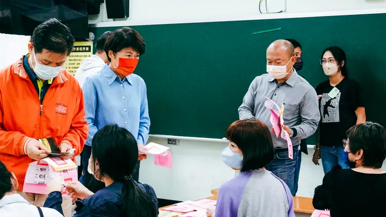 台東縣長候選人饒慶鈴按順序走進投票所進行投票程序。古和純攝