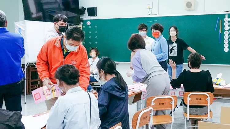 台東縣長候選人饒慶鈴接受引導走進投票所內。古和純攝