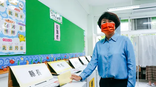 饒慶鈴雨中獨自赴新生國小投票　神采奕奕對選舉結果有信心