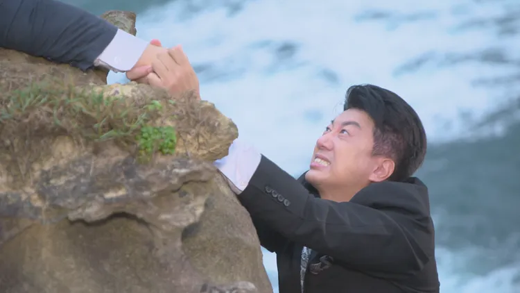 吳皓昇為了落海的重頭戲，在海邊拍攝一整天。民視提供