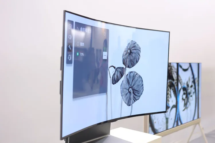 LG OLED Flex 曲面多變系列 4K AI 物聯網電視，42 吋原價 10萬9000元，展場驚爆。資料照