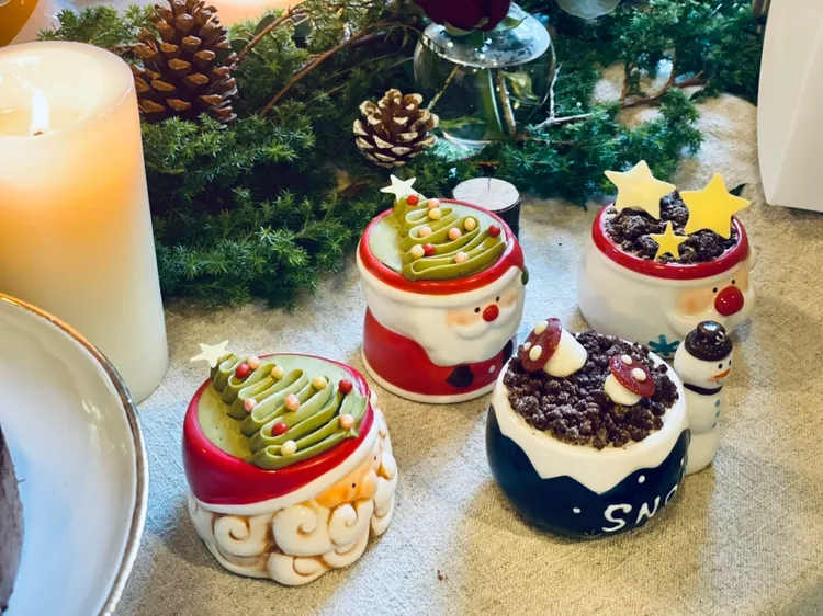 兩款聖誕杯「包種茶米戚風」與「香蕉巧克力」，吃完甜點還可收集杯身。曾仲葳攝