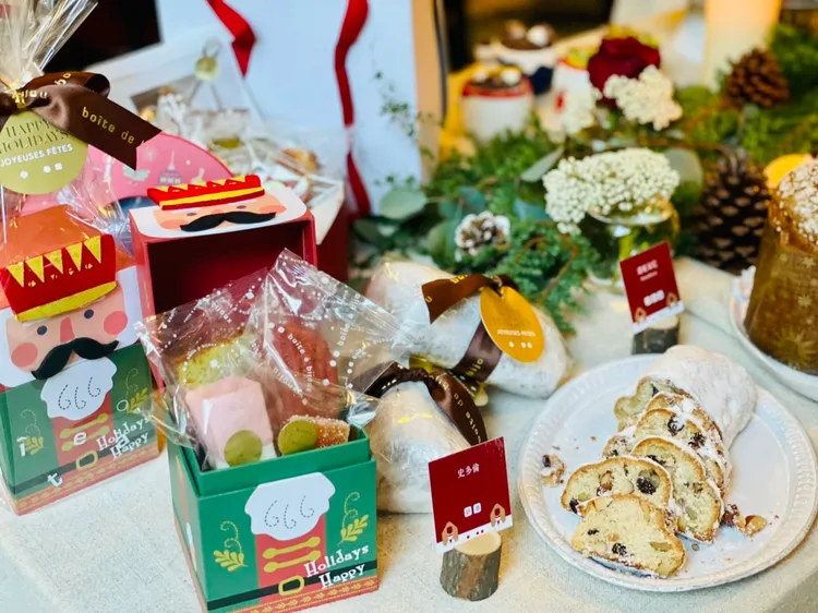 珠寶盒聖誕麵包集合義大利經典「潘妮朵尼」、德國傳統點心「史多倫」、法國阿爾薩斯節慶麵包「咕咕霍夫」及象徵新生的「聖尼古拉小人」麵包、東歐猶太節日麵包「巴布卡」等歐洲聖誕新年必享烘焙點心。曾仲葳攝