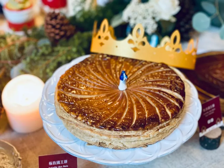 每顆國王餅都包入一個造型瓷偶，並附一頂王冠，若是吃到瓷偶，象徵能獲得一整年的好運氣。曾仲葳攝