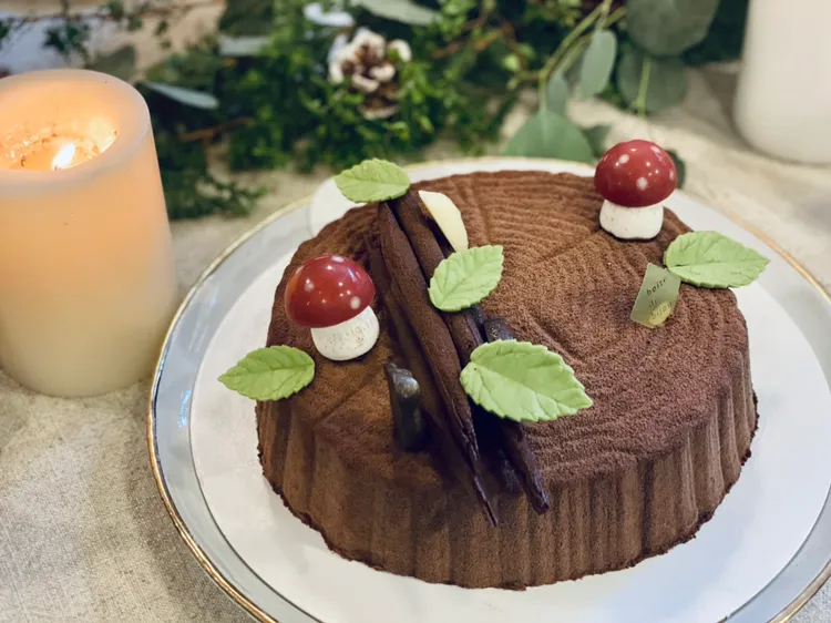 大人味首推「巧克力紅烏龍樹輪」，選用舞間茶心的紅烏龍茶製作蛋糕體及脆餅，茶香與可可香交織。曾仲葳攝