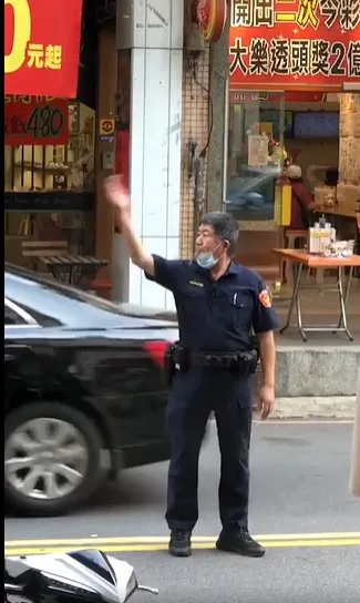 員警認真指揮交通。翻攝自「爆笑公社２」