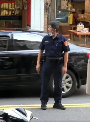 網友捕獲街頭一名員警撞臉陳時中。翻攝自「爆笑公社２」