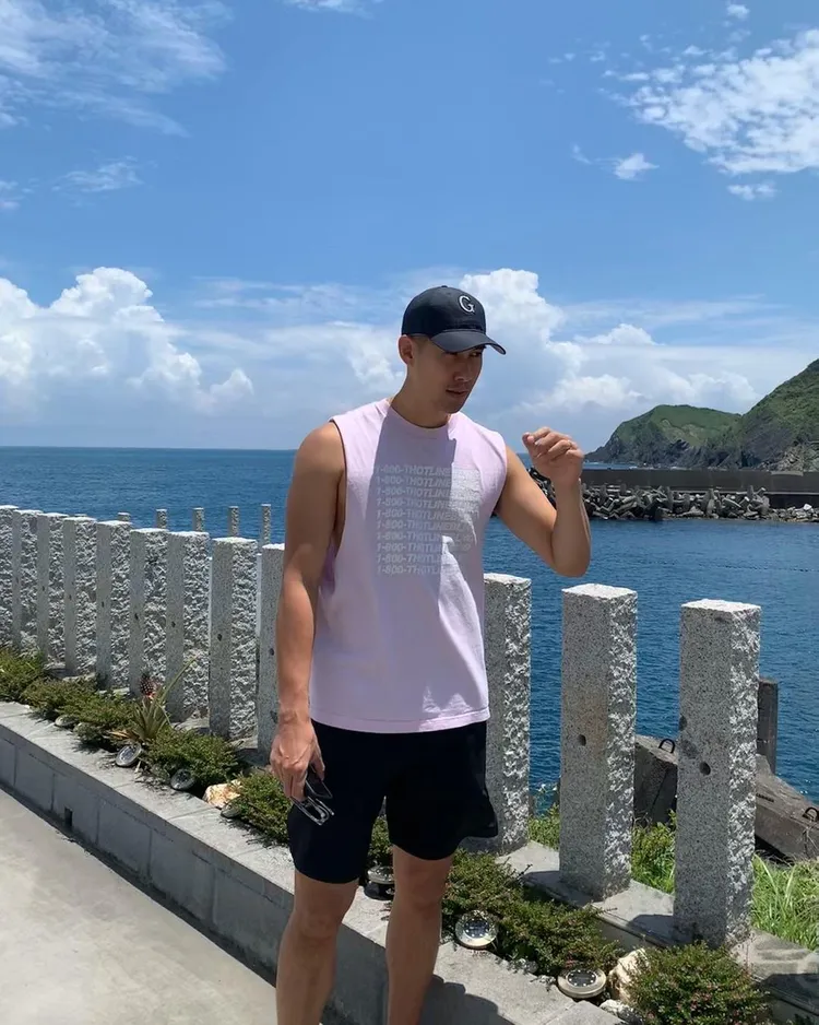 本月16日剛滿40歲的毛加恩，依舊維持精壯體態。翻攝maomao31 IG