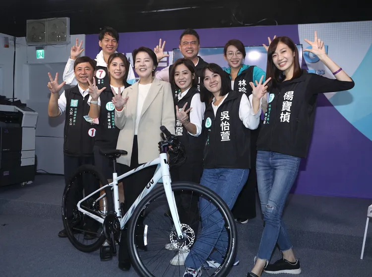 黃珊珊率小雞出席「健康城市政策記者會暨1106偉大市民向前騎活動宣傳」。陳明中攝